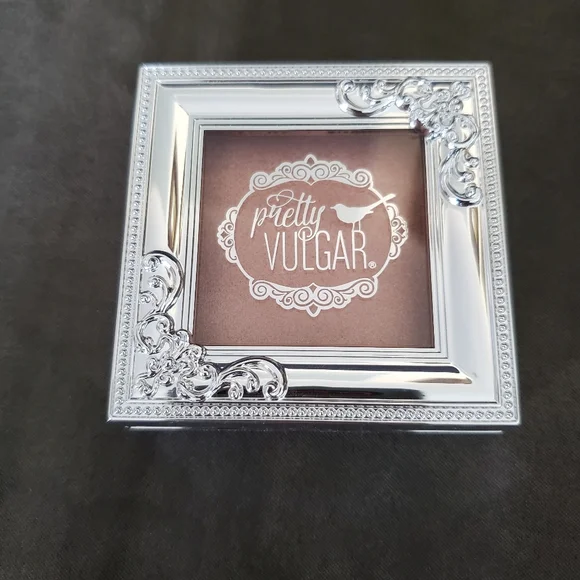 Pretty Vulgar highlighter in shimmering swan - Picture 4 of 6